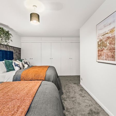 Elegant Retreat In Cheltenham - Garden & Parking Included Buitenkant foto