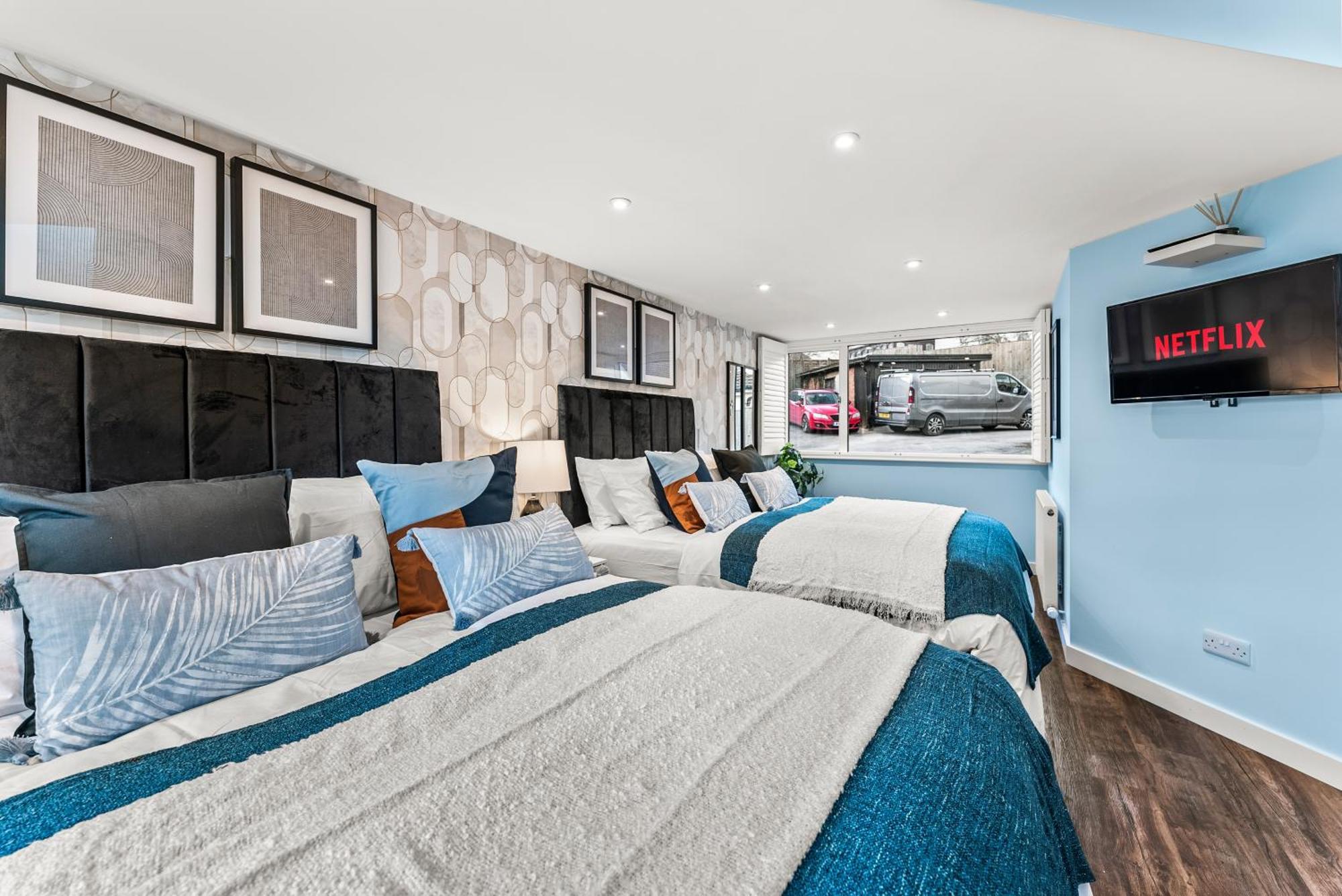 Elegant Retreat In Cheltenham - Garden & Parking Included Buitenkant foto