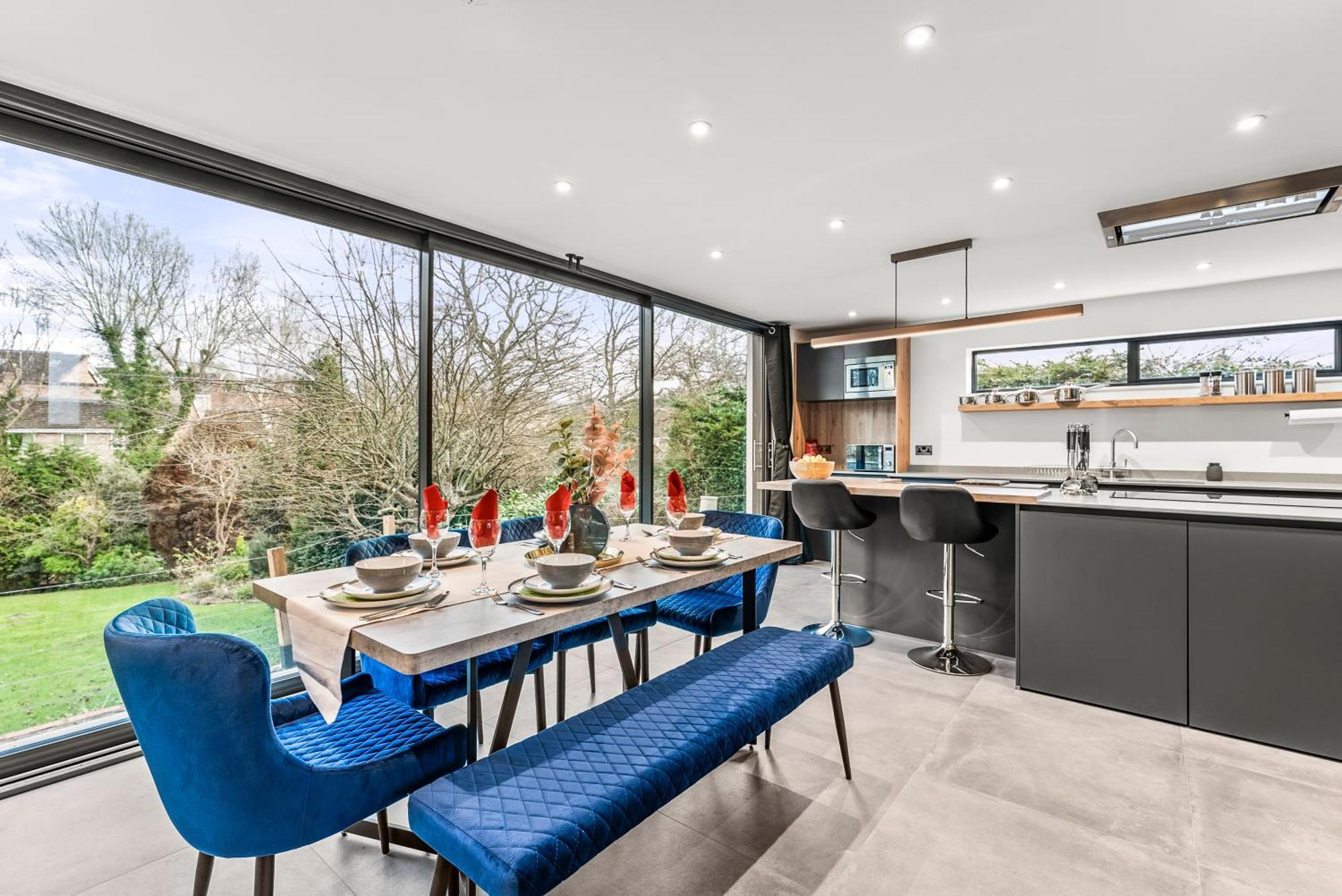 Elegant Retreat In Cheltenham - Garden & Parking Included Buitenkant foto