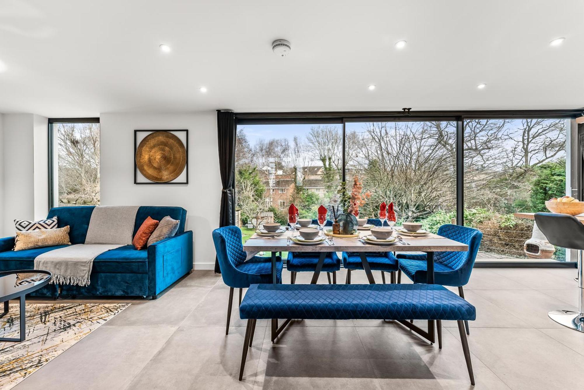 Elegant Retreat In Cheltenham - Garden & Parking Included Buitenkant foto