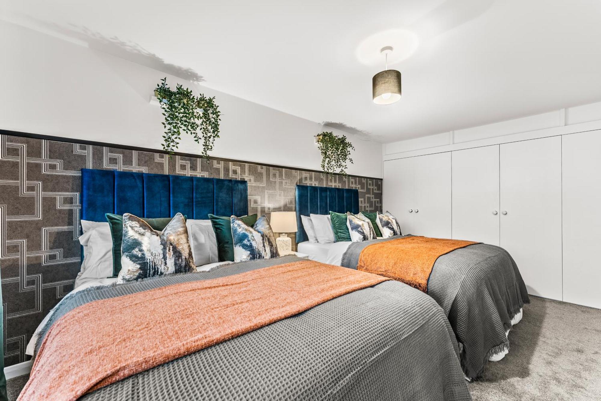 Elegant Retreat In Cheltenham - Garden & Parking Included Buitenkant foto