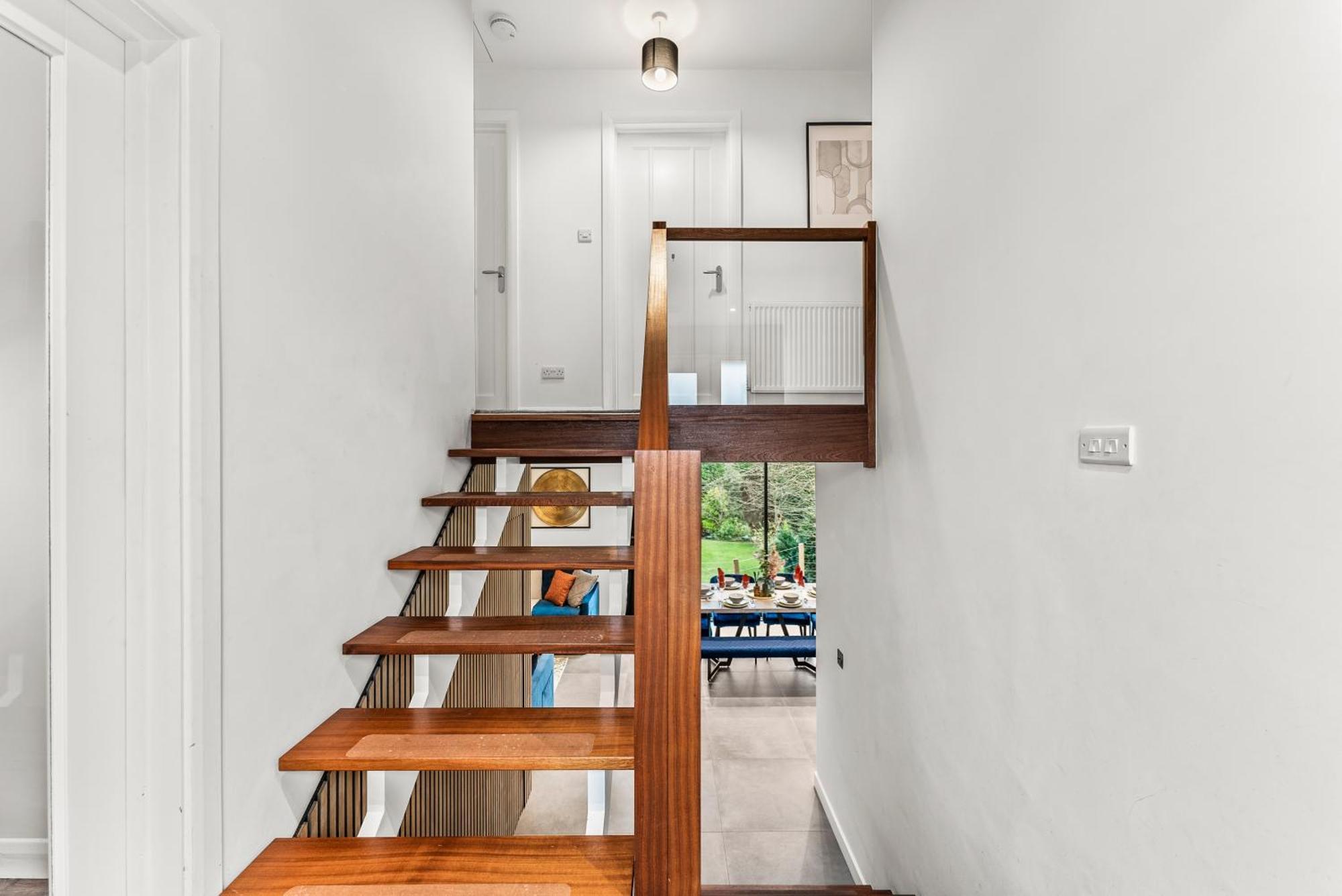 Elegant Retreat In Cheltenham - Garden & Parking Included Buitenkant foto