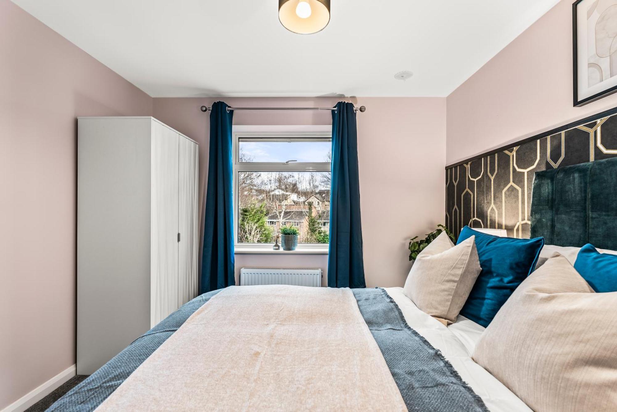 Elegant Retreat In Cheltenham - Garden & Parking Included Buitenkant foto
