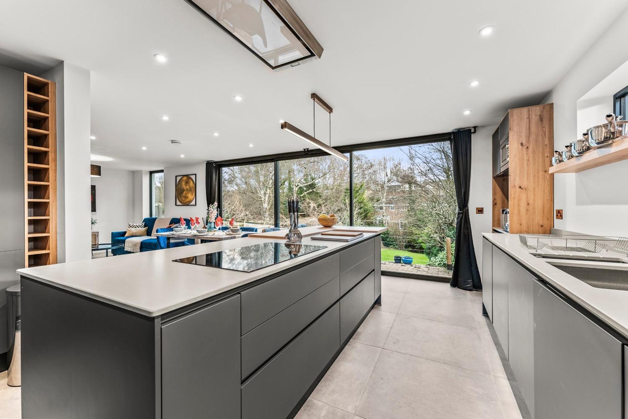Elegant Retreat In Cheltenham - Garden & Parking Included Buitenkant foto