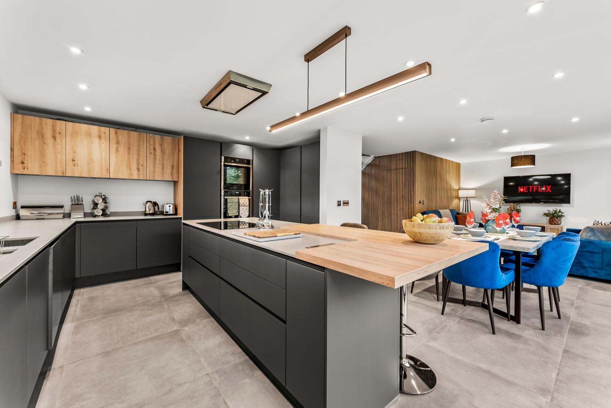 Elegant Retreat In Cheltenham - Garden & Parking Included Buitenkant foto