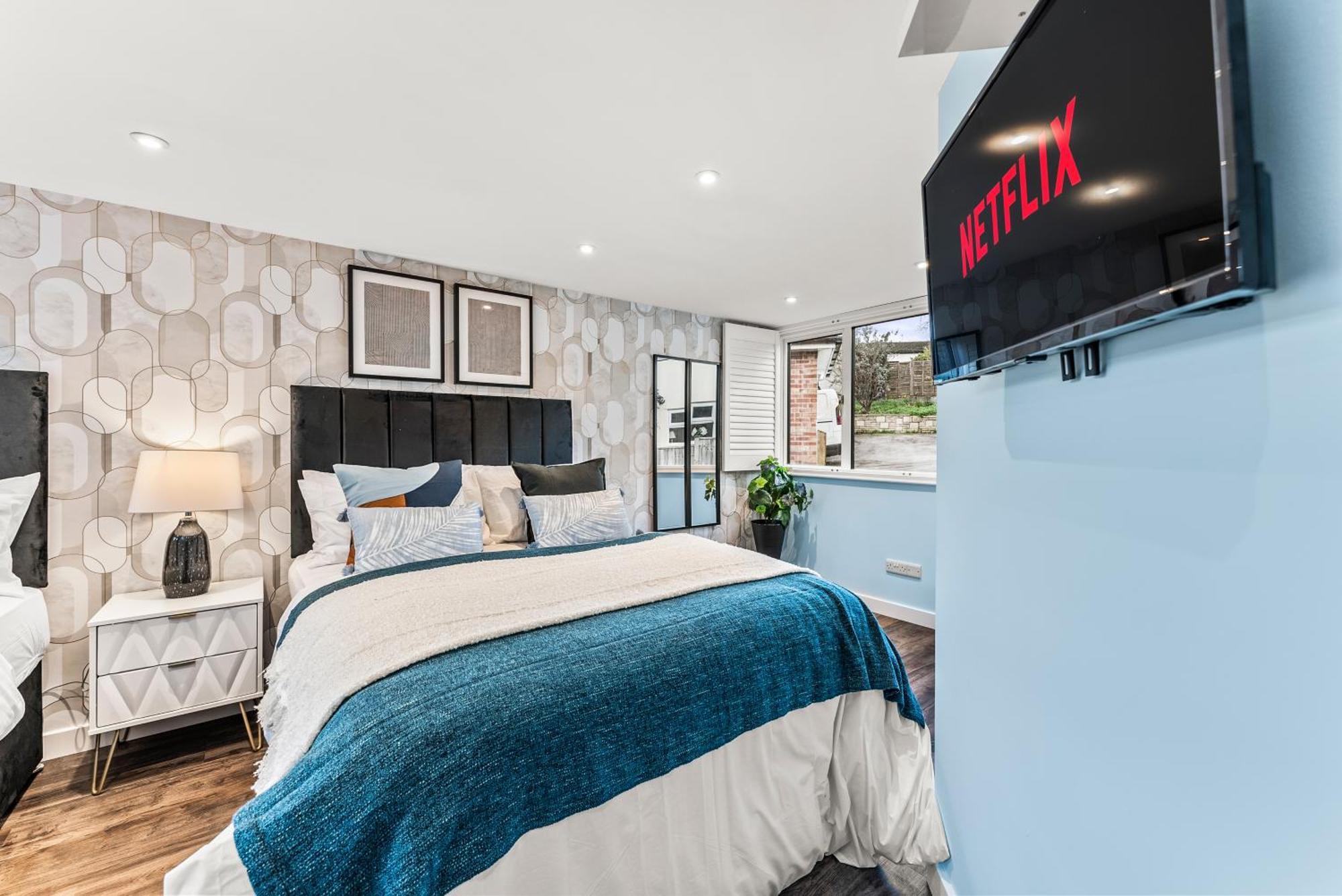 Elegant Retreat In Cheltenham - Garden & Parking Included Buitenkant foto