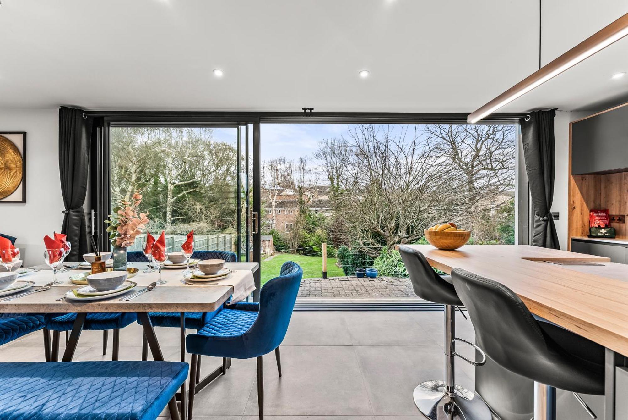 Elegant Retreat In Cheltenham - Garden & Parking Included Buitenkant foto