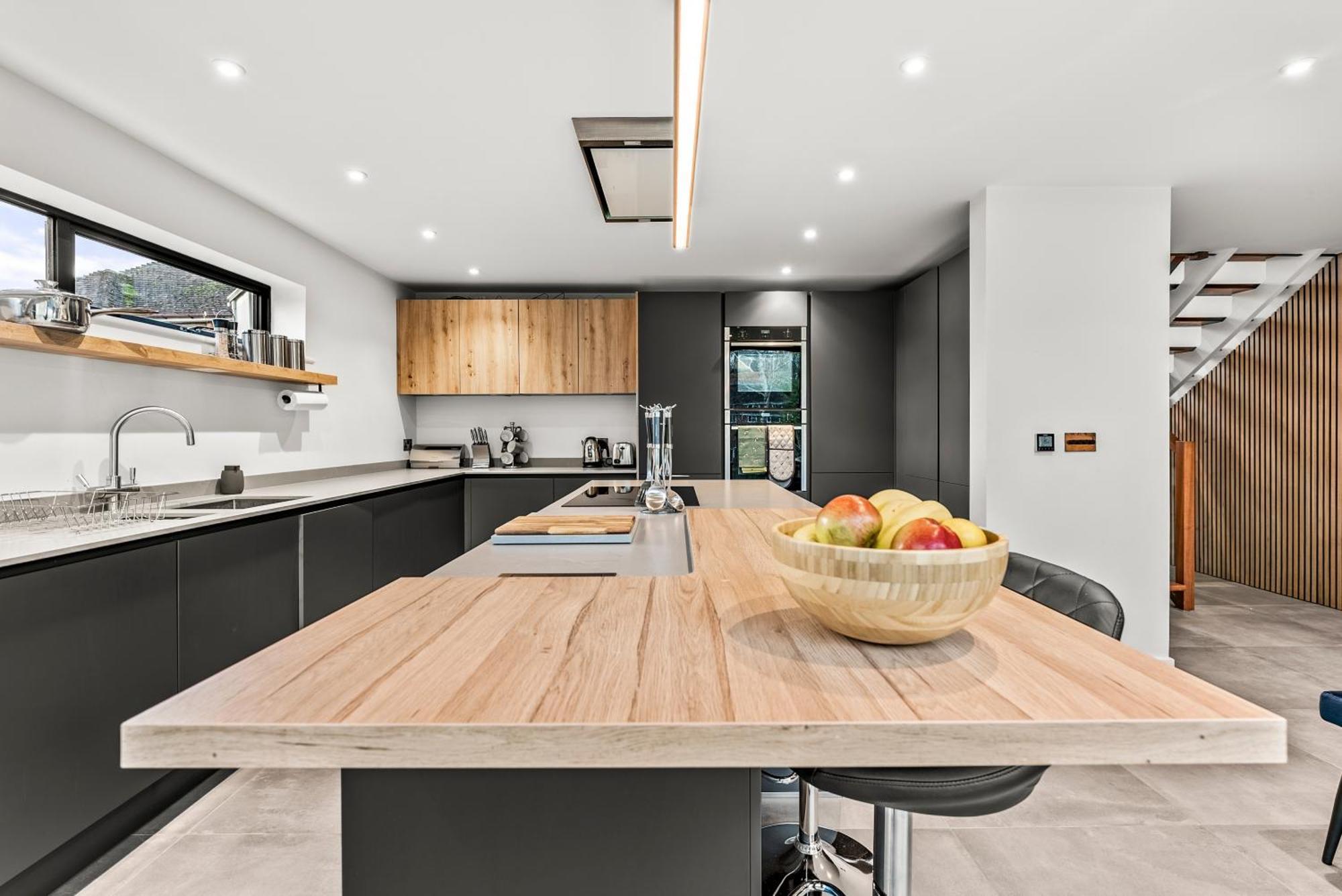 Elegant Retreat In Cheltenham - Garden & Parking Included Buitenkant foto