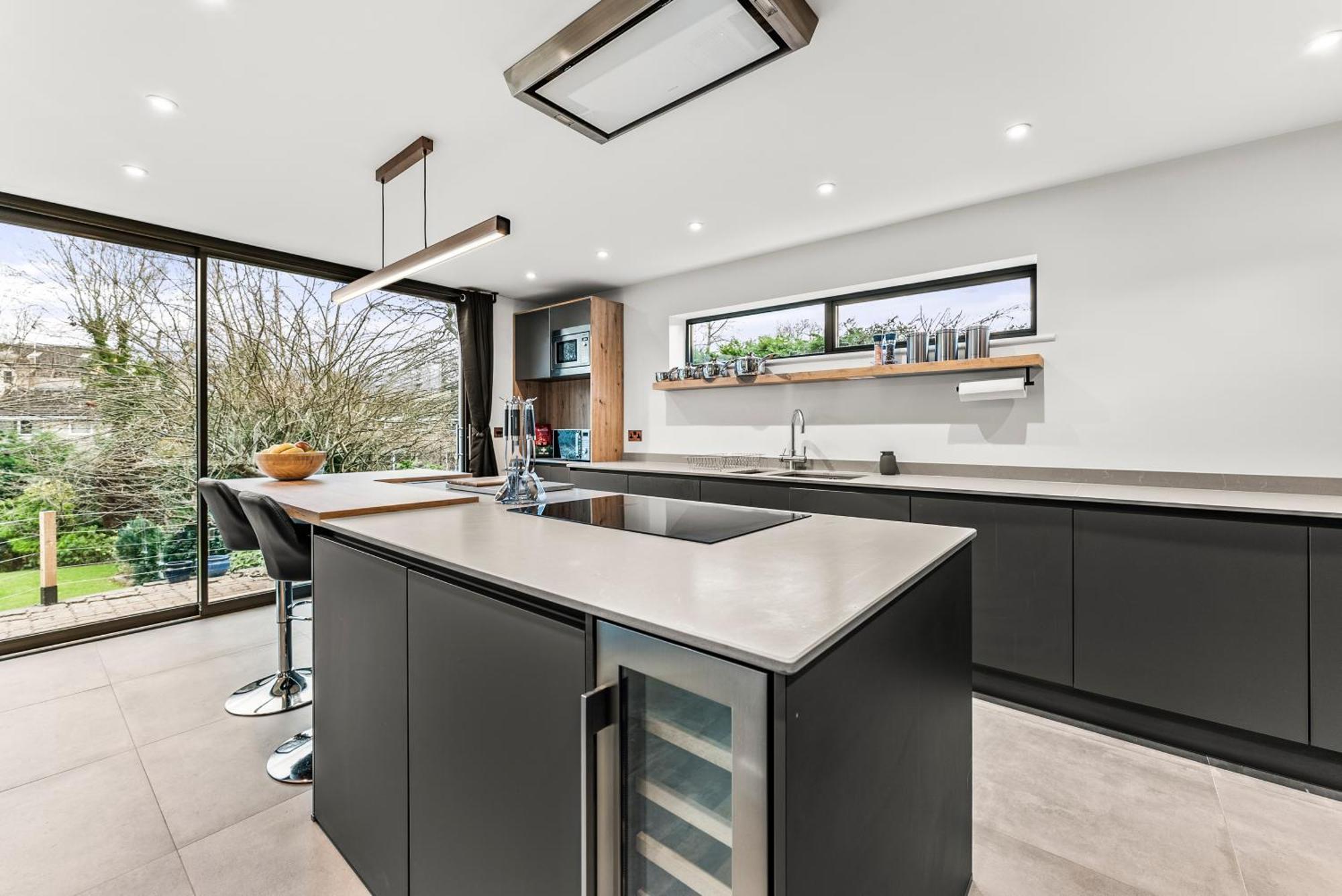 Elegant Retreat In Cheltenham - Garden & Parking Included Buitenkant foto