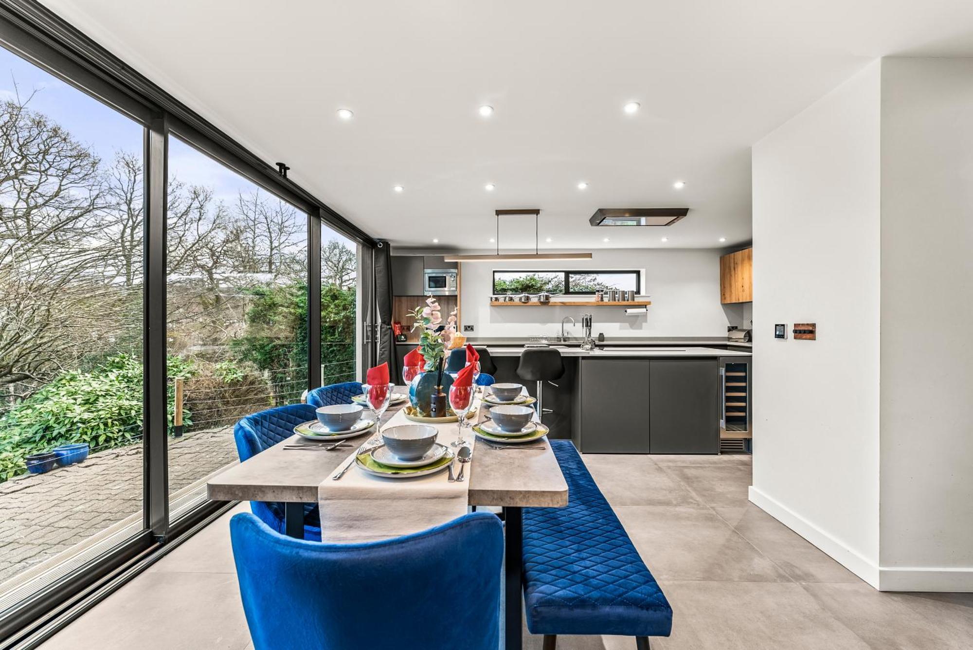 Elegant Retreat In Cheltenham - Garden & Parking Included Buitenkant foto
