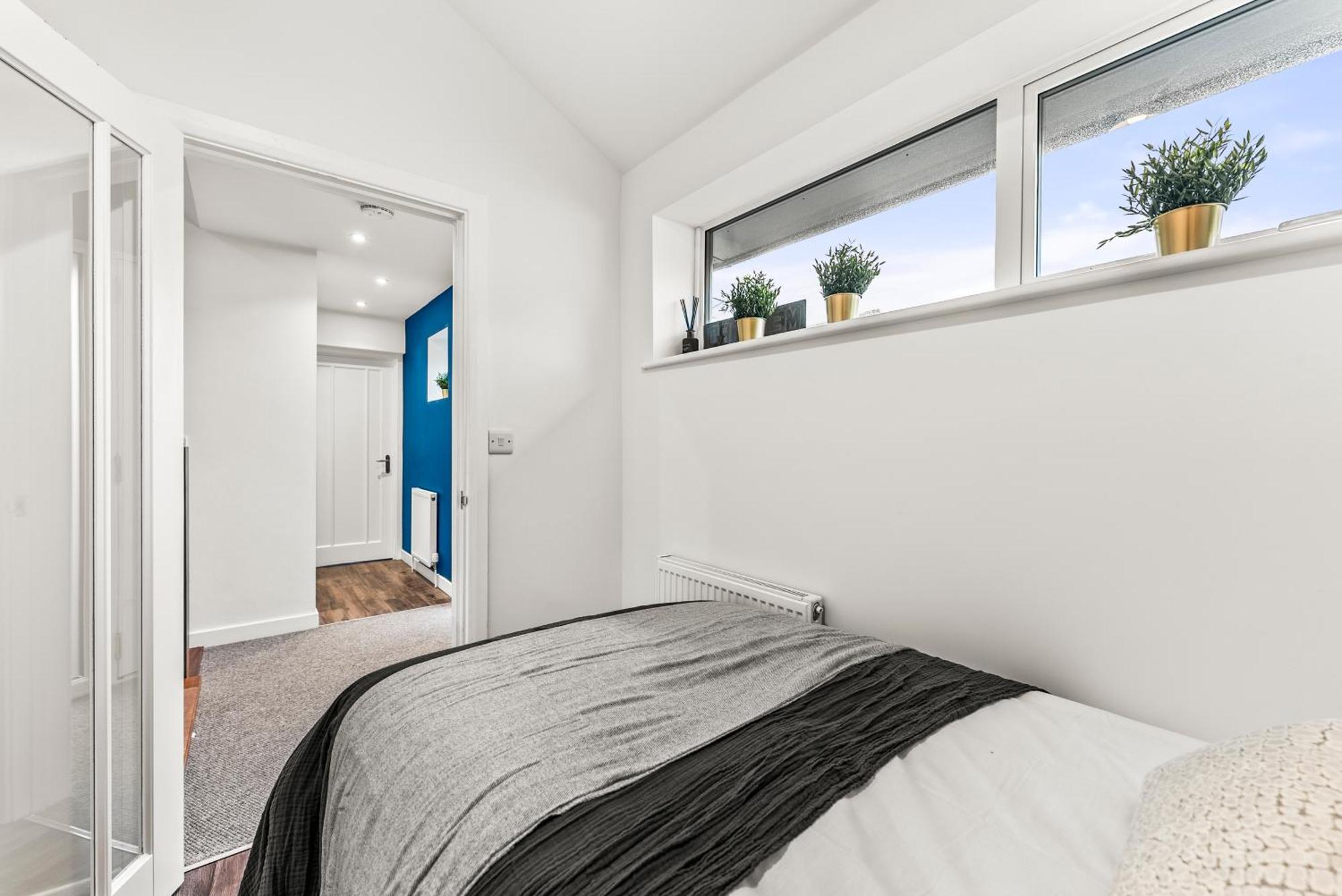 Elegant Retreat In Cheltenham - Garden & Parking Included Buitenkant foto