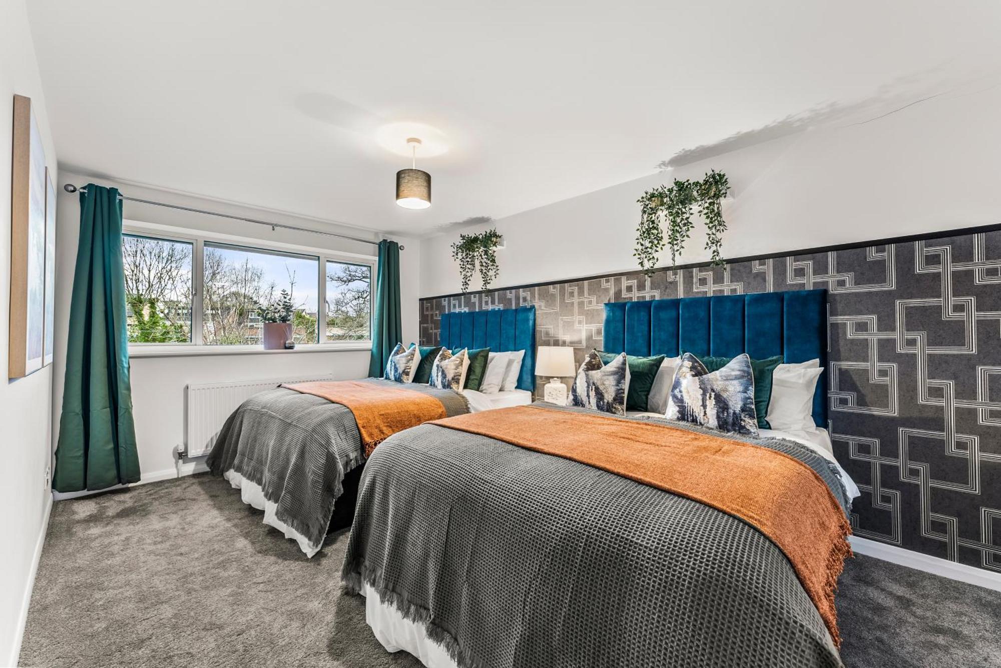 Elegant Retreat In Cheltenham - Garden & Parking Included Buitenkant foto