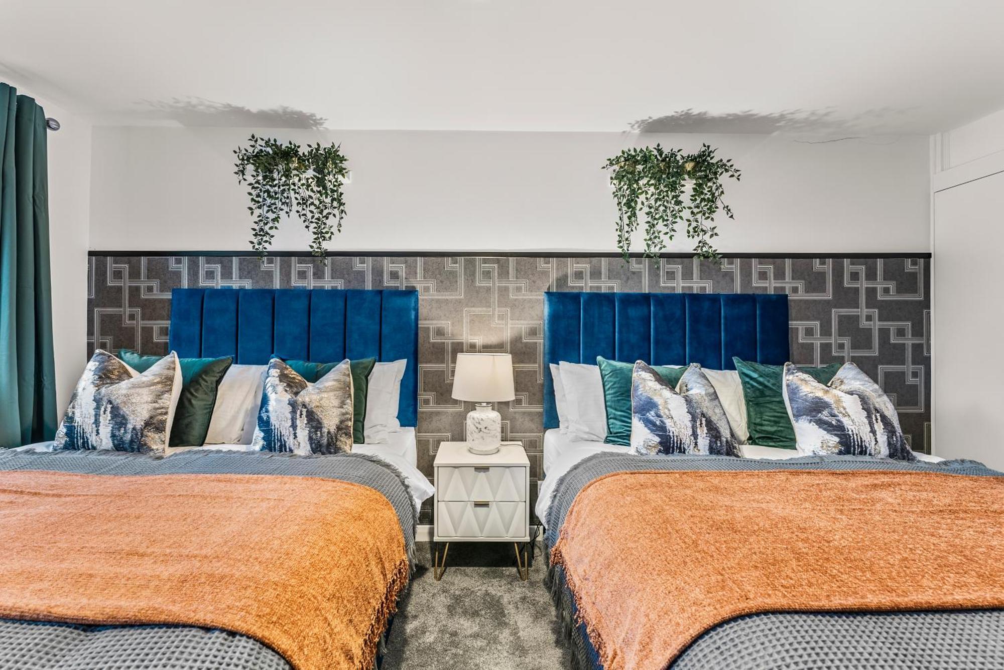 Elegant Retreat In Cheltenham - Garden & Parking Included Buitenkant foto