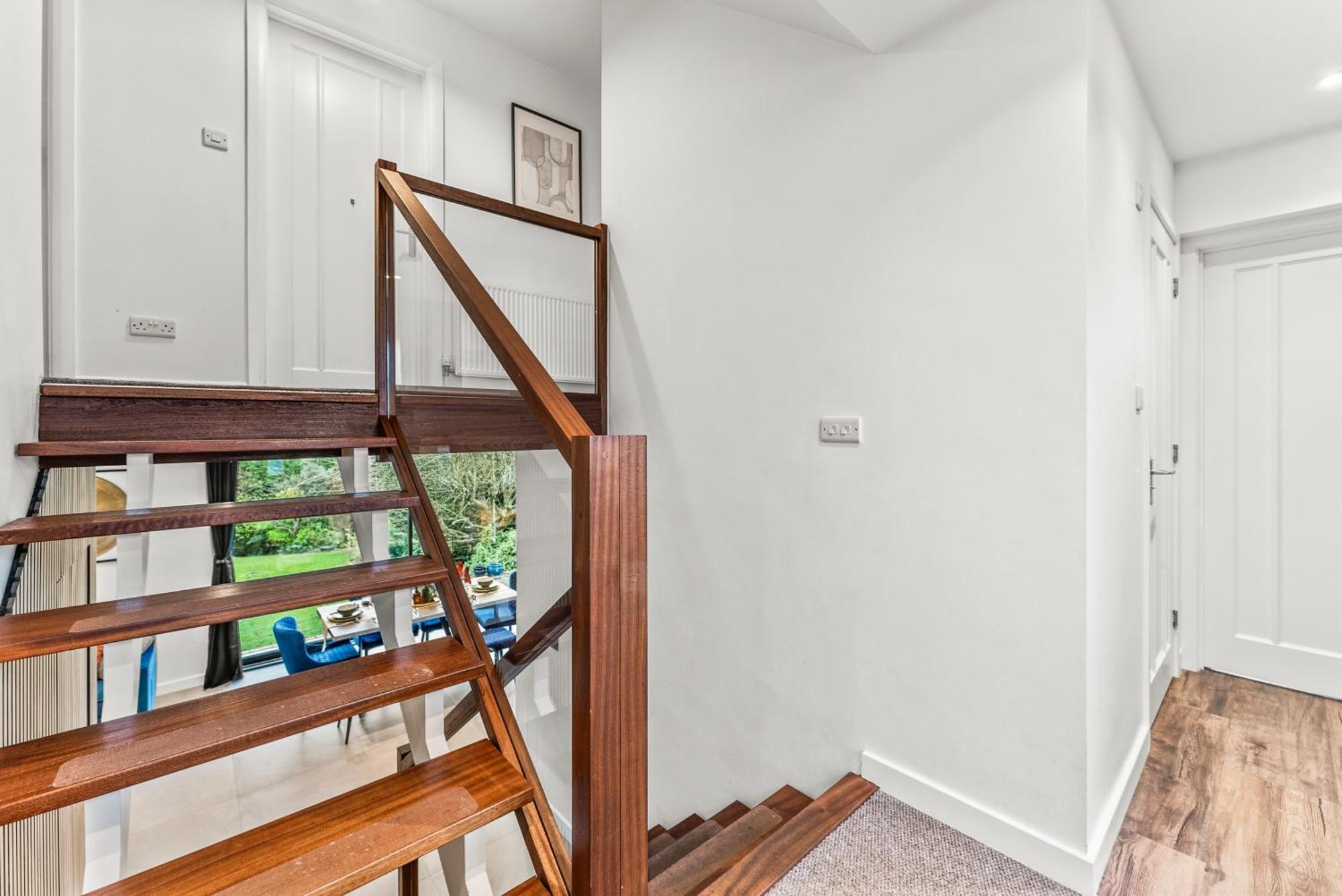 Elegant Retreat In Cheltenham - Garden & Parking Included Buitenkant foto