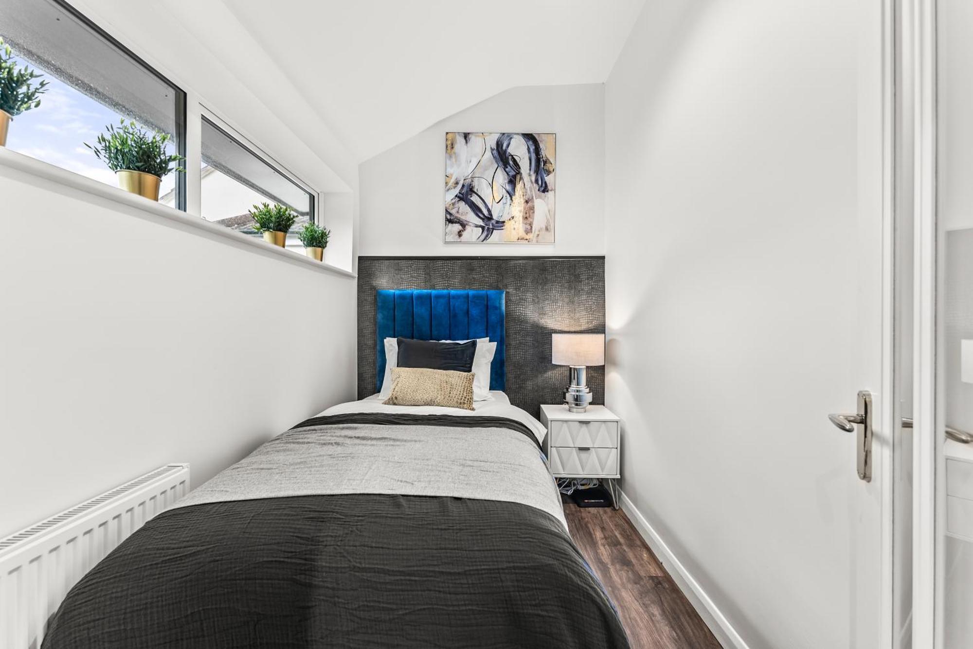 Elegant Retreat In Cheltenham - Garden & Parking Included Buitenkant foto